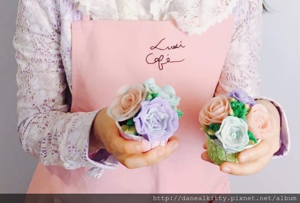 台中~LUSI CAFE 韓式豆沙裱花玫瑰蛋糕~夢幻課程初體驗+夢幻咖啡屋+好多Duffy.Shelliemay 收藏喔…